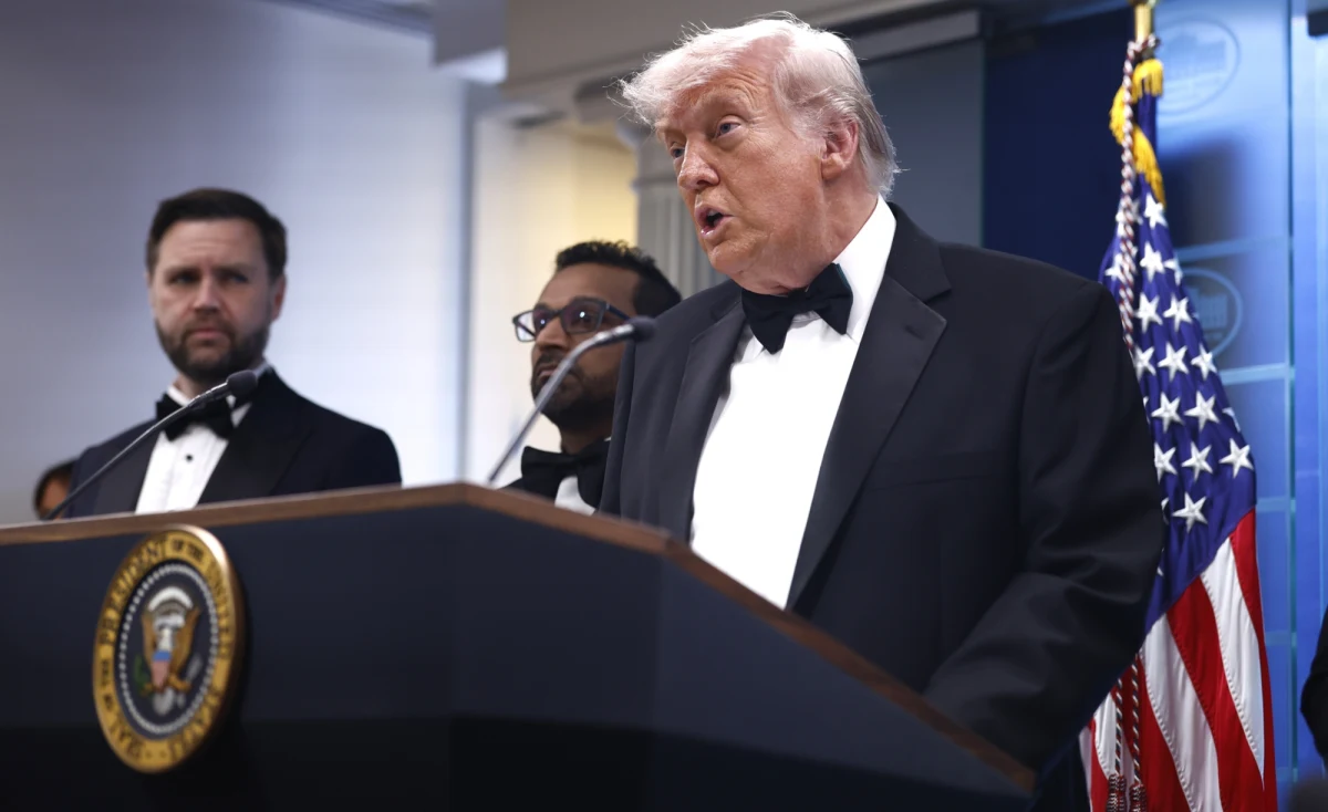 Prezydent Stanów Zjednoczonych Donald Trump został ewakuowany z gali Stowarzyszenia Korespondentów Białego Domu, podczas której padły strzały. Media informują, że napastnik otworzył ogień w hotelowym lobby, po czym został ujęty przez służby. Postrzelony został jeden z agentów Secret Service.