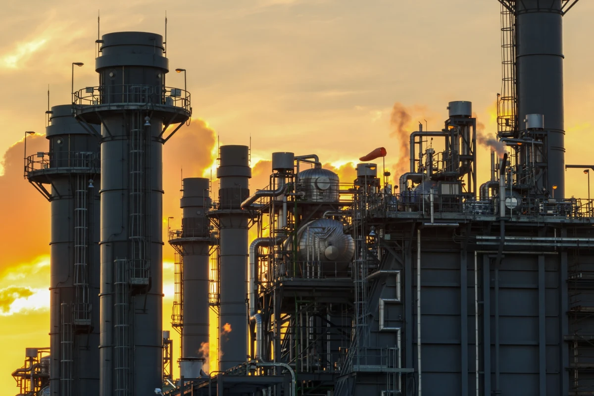 Ukraińcy przeprowadzili zmasowany atak na terytorium Rosji, uszkadzając m.in. rurociąg transportujący kwas siarkowy na terenie zakładów chemicznych JSC Apatit w obwodzie wołogodzkim. Rosyjski resort obrony informuje, że obrona powietrzna w ciągu kilkunastu godzin zestrzeliła w sumie ponad 250 ukraińskich dronów.