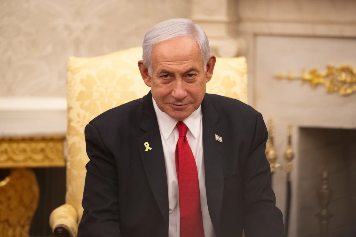 Najwięksi rywale Benjamina Netanjahu ogłosili konsolidację sił przed zbliżającymi się wyborami parlamentarnymi w Izraelu, które mają odbyć się w październiku 2026 roku. Naftali Benet i Jair Lapid poinformowali o połączeniu swoich ugrupowań w jedną partię o nazwie Razem. Na czele nowej formacji stanie Benet, który w sondażach plasuje się tuż za obecnym premierem.