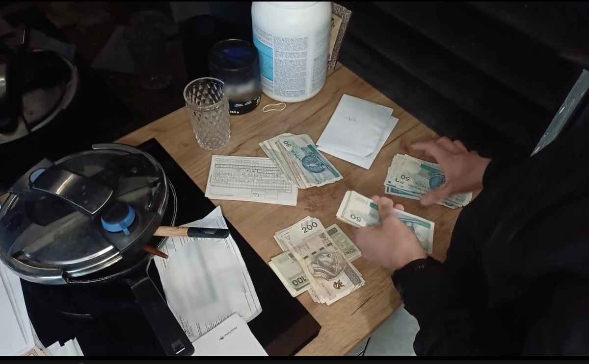 Wielkopolska policja zatrzymała 10 osób podejrzanych o handel ludźmi i wyzysk pracowników z Kolumbii. Zatrzymanym grozi nawet 20 lat więzienia. Sprawa dotyczy procederu werbowania cudzoziemców do pracy w branżach spożywczej i przetwórczej, gdzie byli zmuszani do pracy w trudnych warunkach.