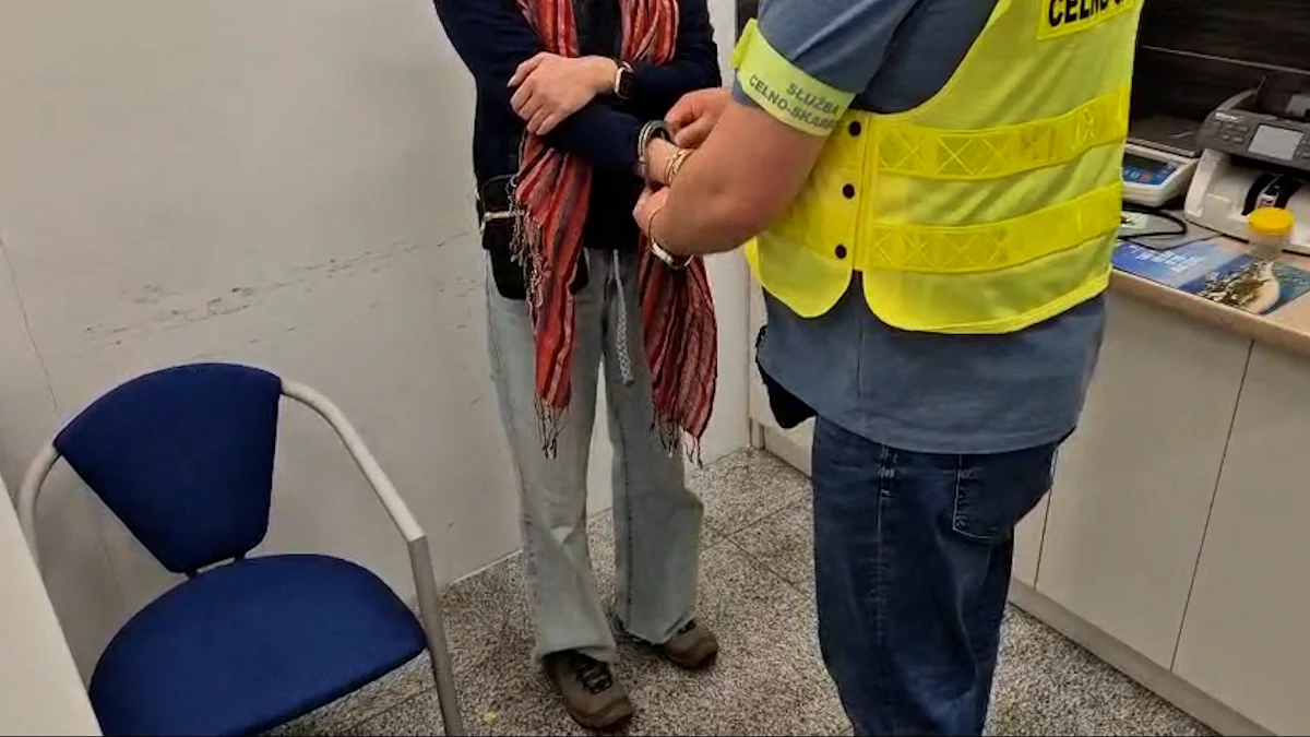 Funkcjonariusze Krajowej Administracji Skarbowej na lotnisku Kraków–Balice ujawnili w bagażu podróżnej dwie lufy do pistoletów kalibru 9x19 Parabellum. Kobieta tłumaczyła, że przewoziła je na prośbę znajomego i nie była świadoma obowiązujących w Polsce przepisów. Teraz grozi jej nawet 8 lat więzienia.