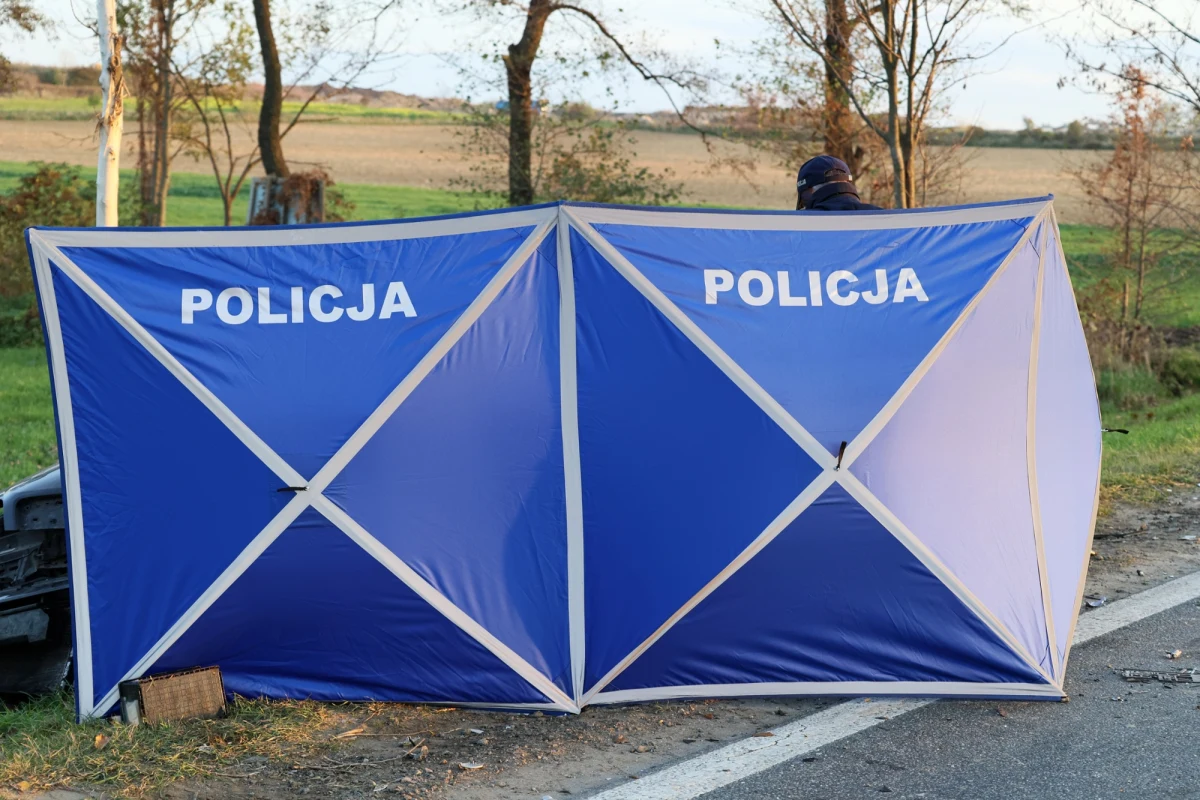 Do dramatycznych wydarzeń doszło w niedzielę na drodze krajowej nr 58 w okolicach Rucianego-Nidy na Mazurach. 21-letni kierowca audi nie zatrzymał się do policyjnej kontroli i uciekając, doprowadził do tragicznego w skutkach wypadku. W wyniku czołowego zderzenia dwóch samochodów zginęły dwie osoby, a jedna została ciężko ranna.