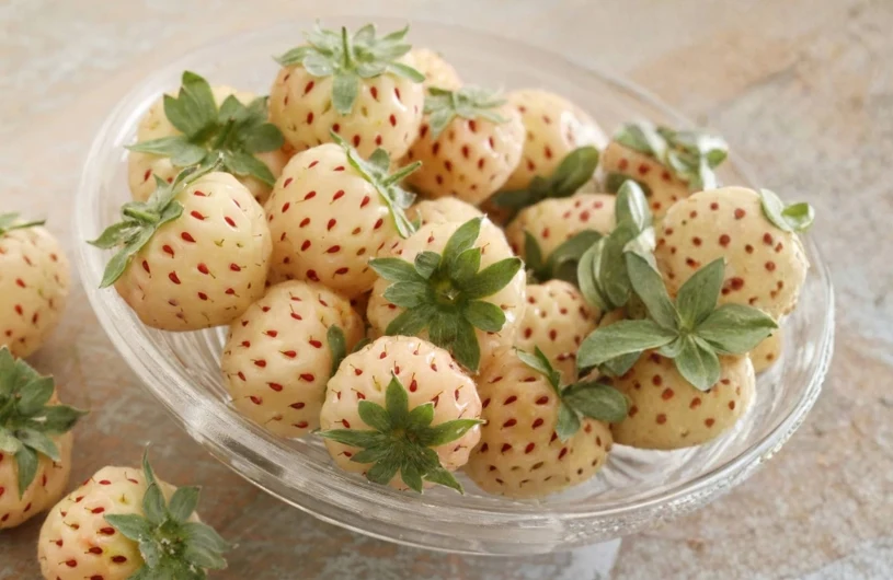 Do wiosennego deseru dodaj "ananasowe truskawki". Goście będą zachwyceni