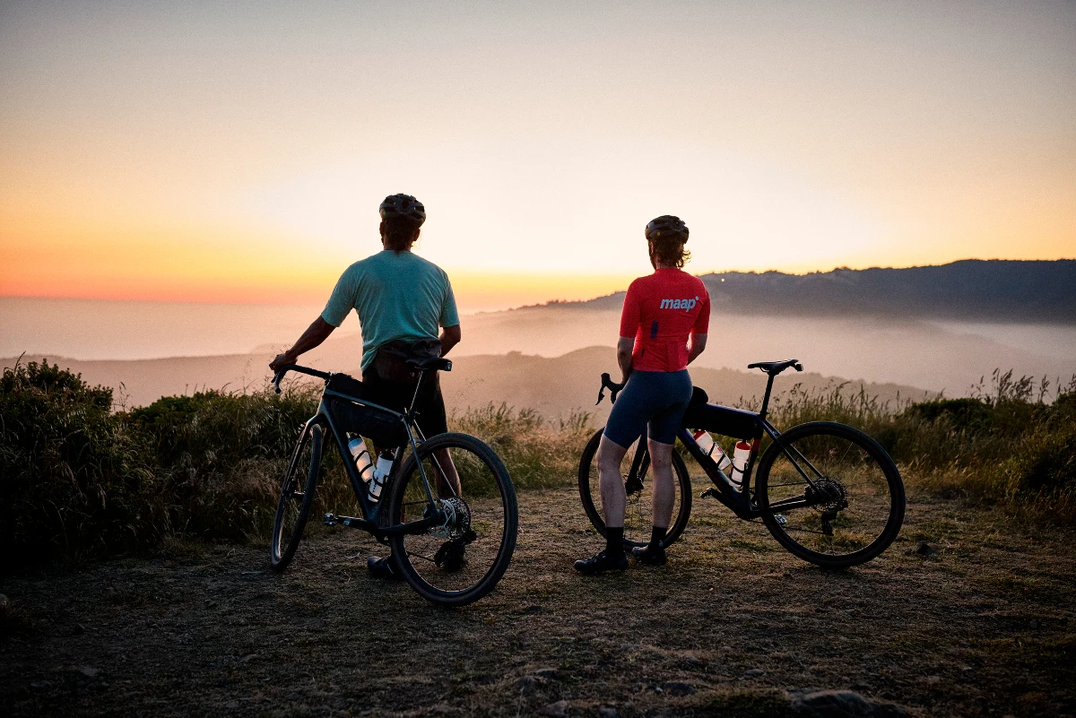 Druga połowa kwietnia to najwyższy czas na to, aby wreszcie wyprowadzić rower z piwnicy lub garażu. Przymrozki już się skończyły, a szlaki kuszą zielenią. Jeśli jeszcze nie masz roweru, ale chciałbyś zacząć przygodę z kolarstwem, koniecznie przeczytaj ten poradnik, który odpowiada na podstawowe (ale jakże ważne!) pytanie: jaki rower wybrać, aby czerpać pełnię przyjemności z jazdy?