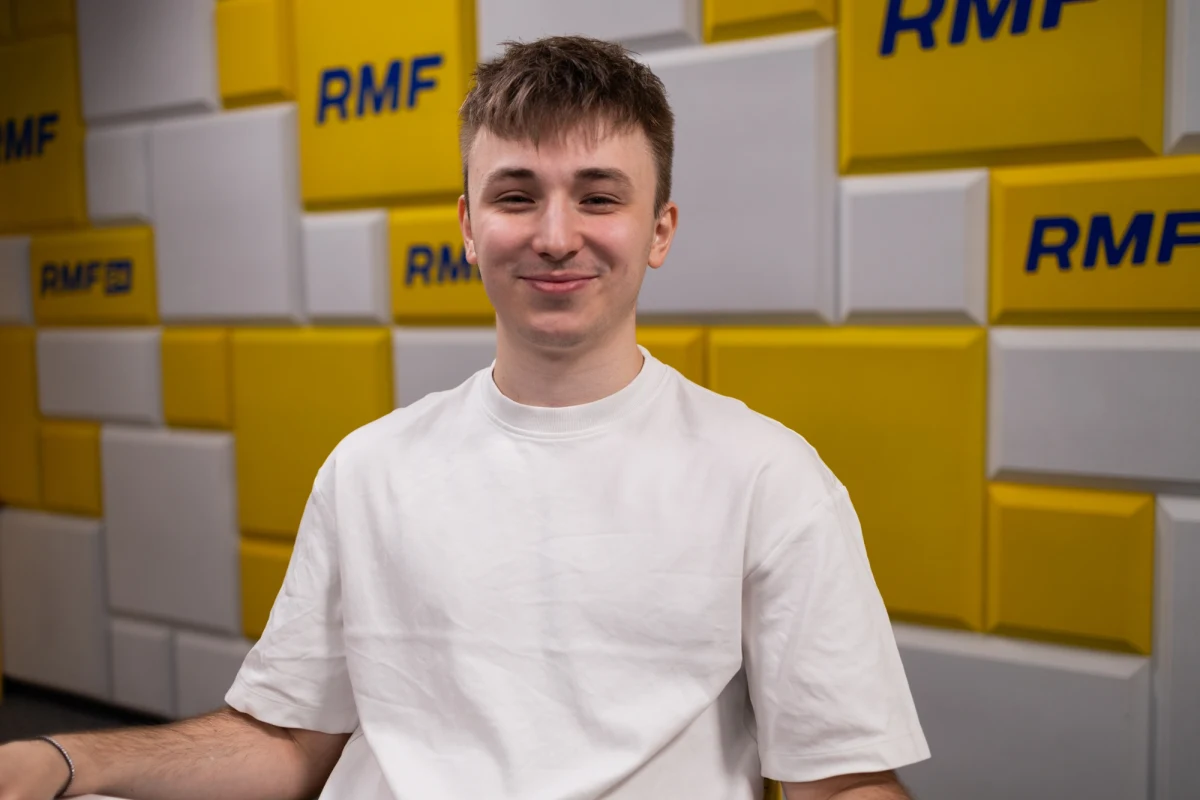 ​"Media społecznościowe mam tylko do sportu" - pierwszy Polak w historii, który wystąpił w snookerowych Mistrzostwach Świata sprawia wrażenie skromnego i utalentowanego faceta. Ale też świadomego swoich umiejętności i rosnącego wokół niego zainteresowania. W rozmowie z dziennikarzem sportowym RMF FM Cezarym Dziwiszkiem potwierdza: "czułem na sobie ten szum, rozgłos w mediach". Ma zaledwie 22 lata, więc wydaje się, że pojedynek na MŚ z legendą Markiem Williamsem może być dopiero preludium w jego karierze.