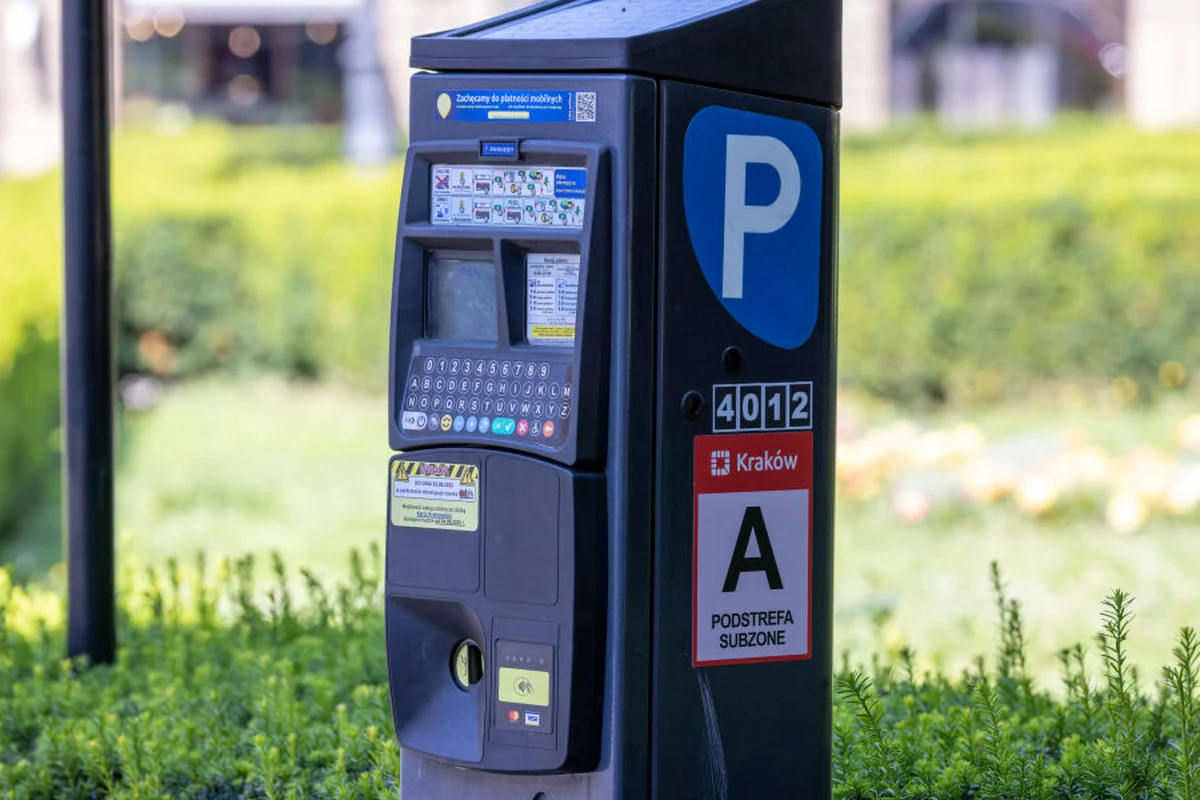 Od 30 kwietnia (czwartek) w Krakowie wchodzą w życie nowe zasady dotyczące parkowania w podstrefie A. Najważniejsza zmiana dotyczy posiadaczy Karty Krakowskiej, którzy w każdą niedzielę będą mogli parkować za darmo. To efekt korekty zasad funkcjonowania Obszaru Płatnego Parkowania, zainicjowanej przez prezydenta miasta.
