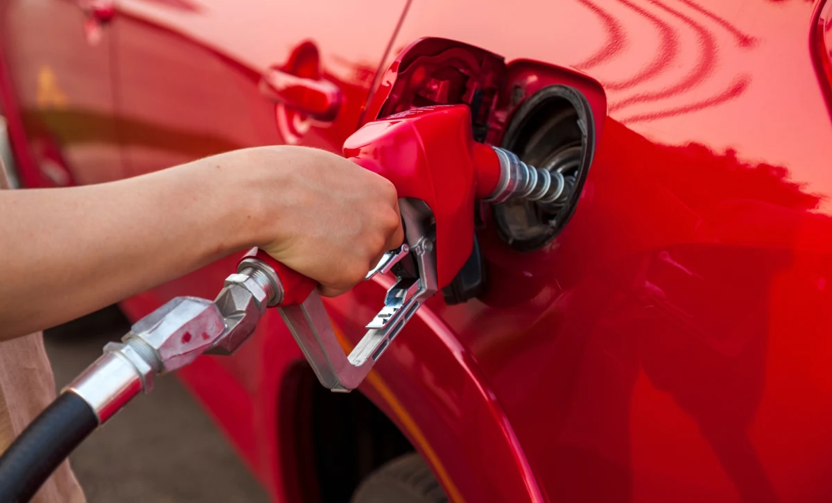 Minister energii ustalił nowe maksymalne ceny paliw, które obowiązywać będą we wtorek 28 kwietnia. Ceny wszystkich paliw znów nieznacznie wzrastają.