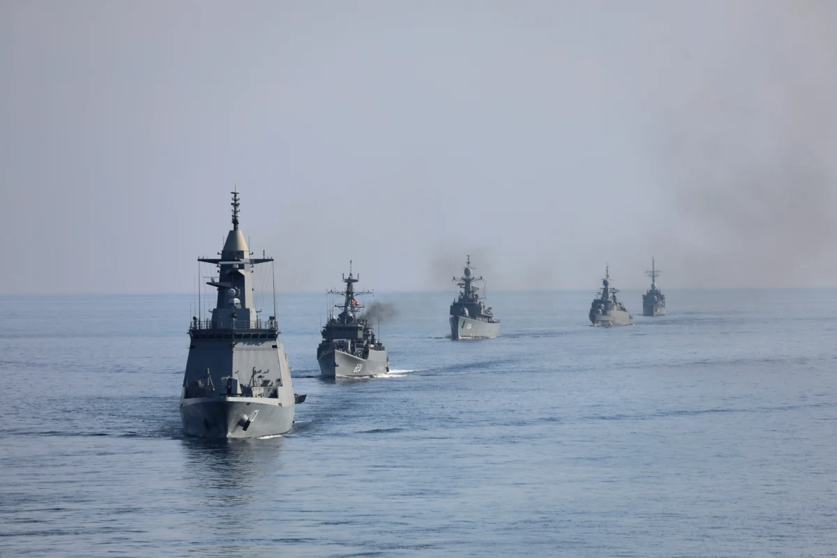 Lokalizacja holenderskiej fregaty HNLMS Evertsen, będąca częścią grupy uderzeniowej NATO skupionej wokół francuskiego lotniskowca Charles de Gaulle, została ujawniona. Wszystko za sprawą wysłanej przez dziennikarza pocztówki, w której ukryto niewielki nadajnik bluetooth. 