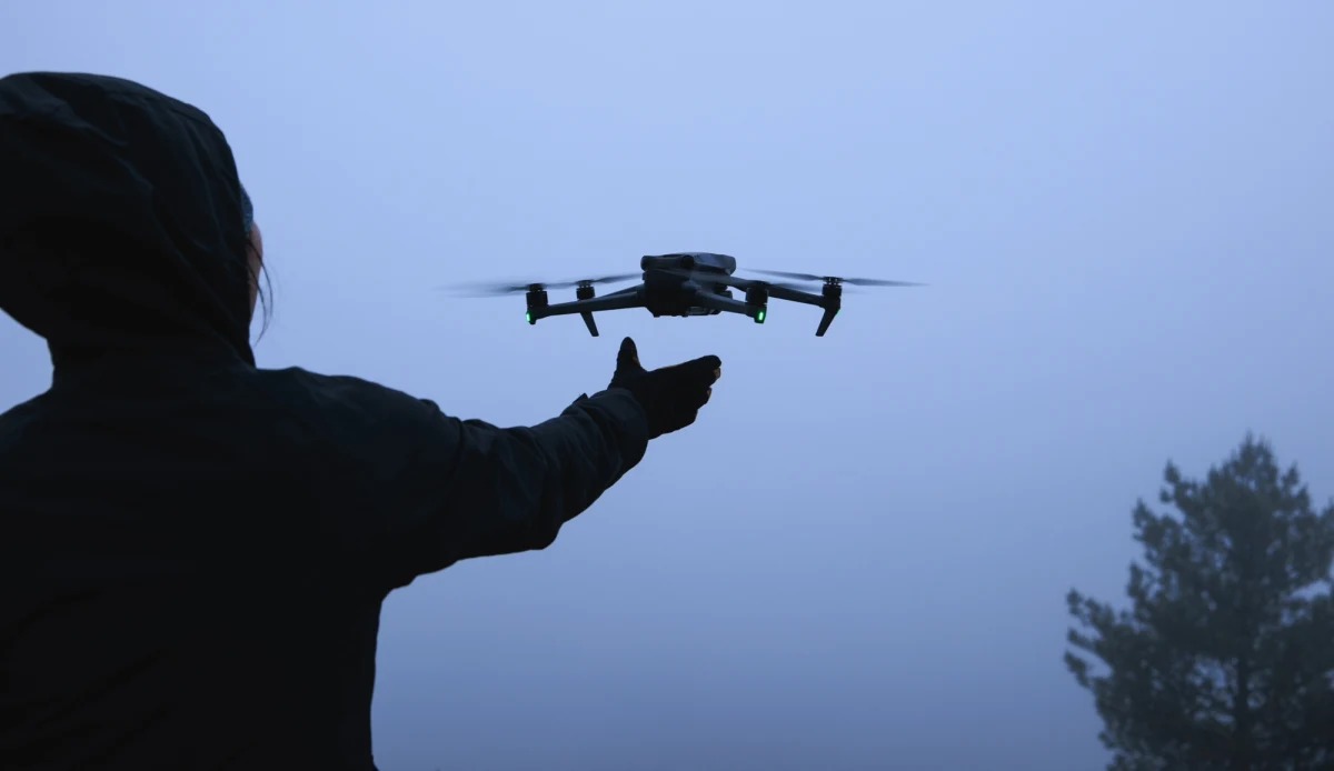 Władze Pekinu zdecydowały o wprowadzeniu całkowitego zakazu sprzedaży nowych dronów osobom prywatnym - poinformował dziennik "Beijing Ribao". Nowe przepisy, które wejdą w życie 1 maja, mają na celu ochronę informacji wrażliwych oraz zwiększenie bezpieczeństwa wokół obiektów administracyjnych i wojskowych.