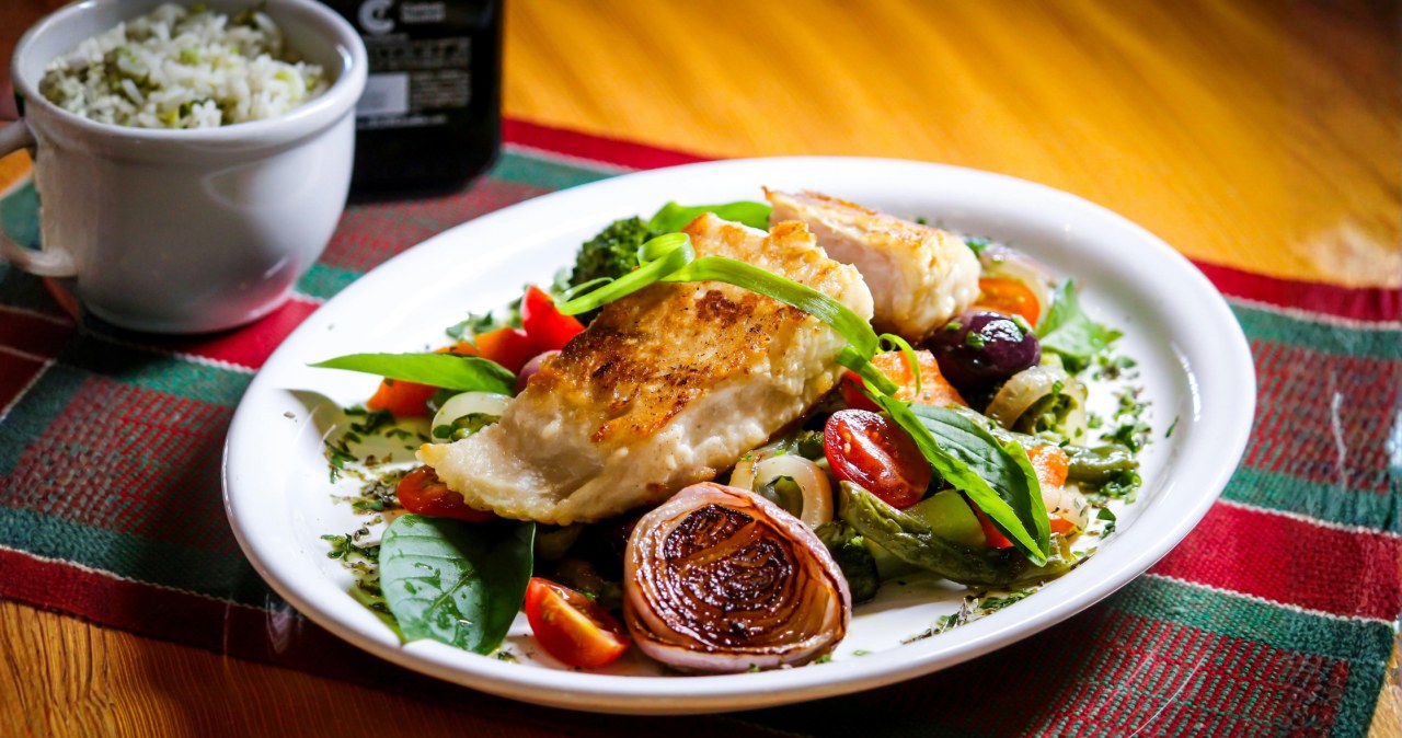 Kurczak z cukinią i pomidorami bez śmietany. Lekki obiad na co dzień