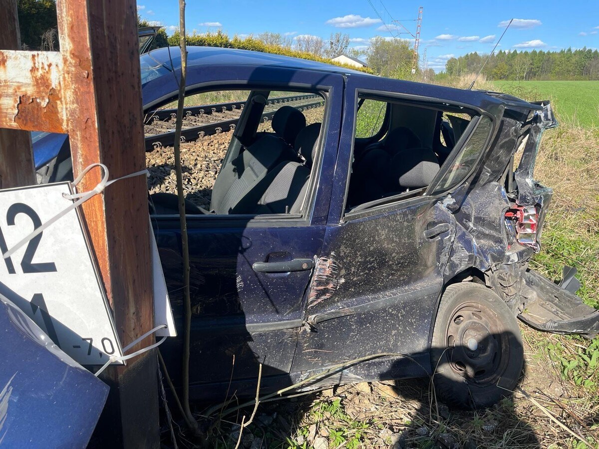 Szokujące sceny w Mikołowie. Rozbój, pościg i zderzenie z pociągiem