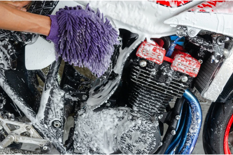 Myjesz motocykl pod domem? Ten błąd może kosztować choćby 500 zł