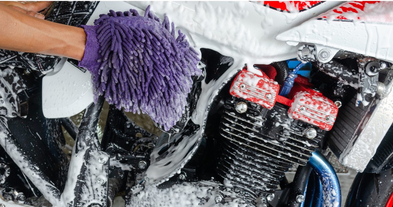 Myjesz motocykl pod domem? Ten błąd może kosztować choćby 500 zł