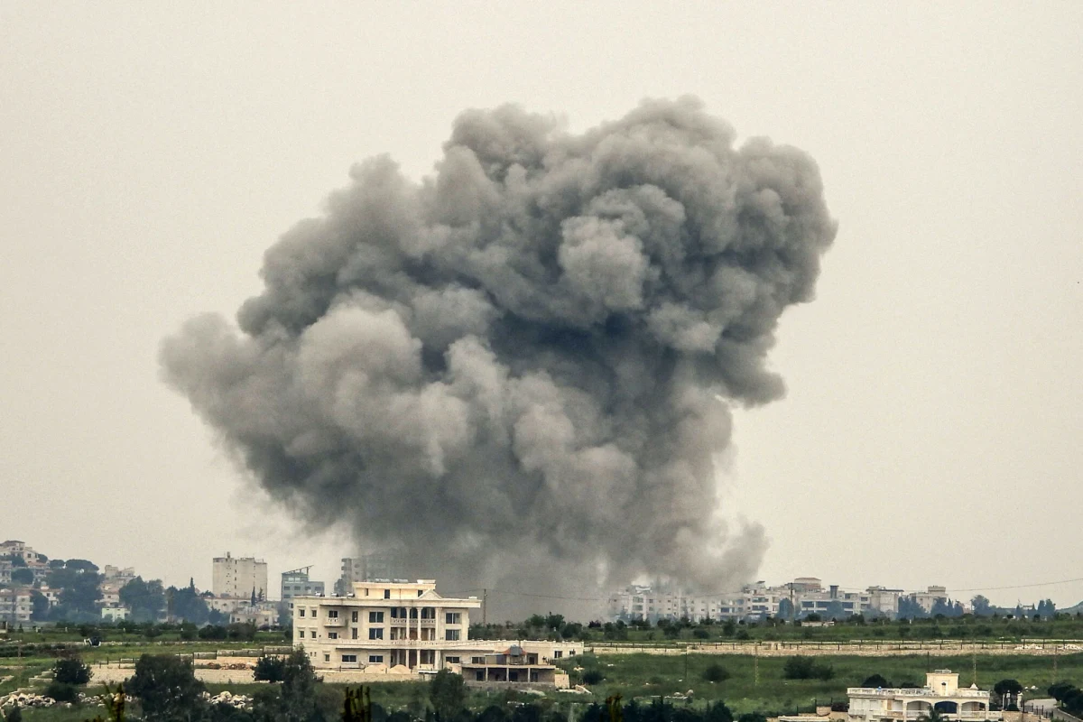 W cieniu obowiązującego rozejmu na Bliskim Wschodzie znów zawrzało. Izraelska armia rozpoczęła w poniedziałek zmasowane ataki na pozycje Hezbollahu w dolinie Bekaa i na południu Libanu. Jak zaznacza Izrael, to odpowiedź na naruszenia zawieszenia broni przez proirańską organizację. 