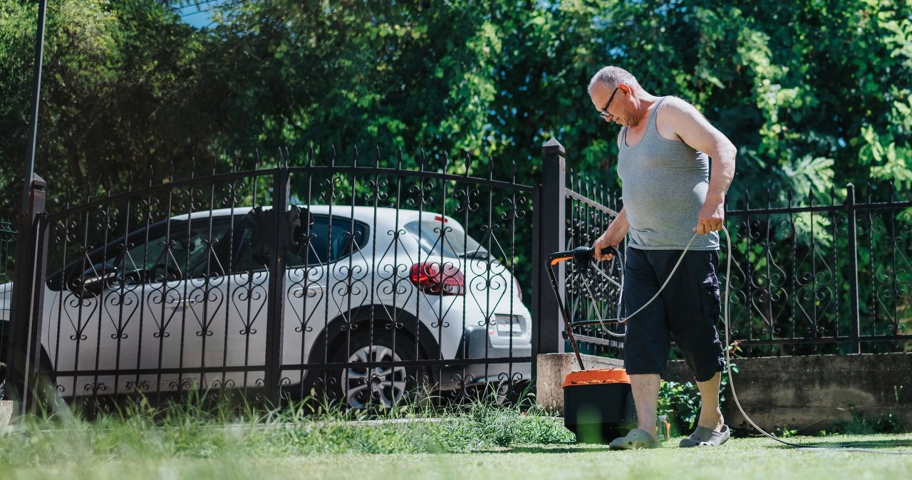 Czy można dostać mandat za koszenie trawy? Prawo mówi jasno
