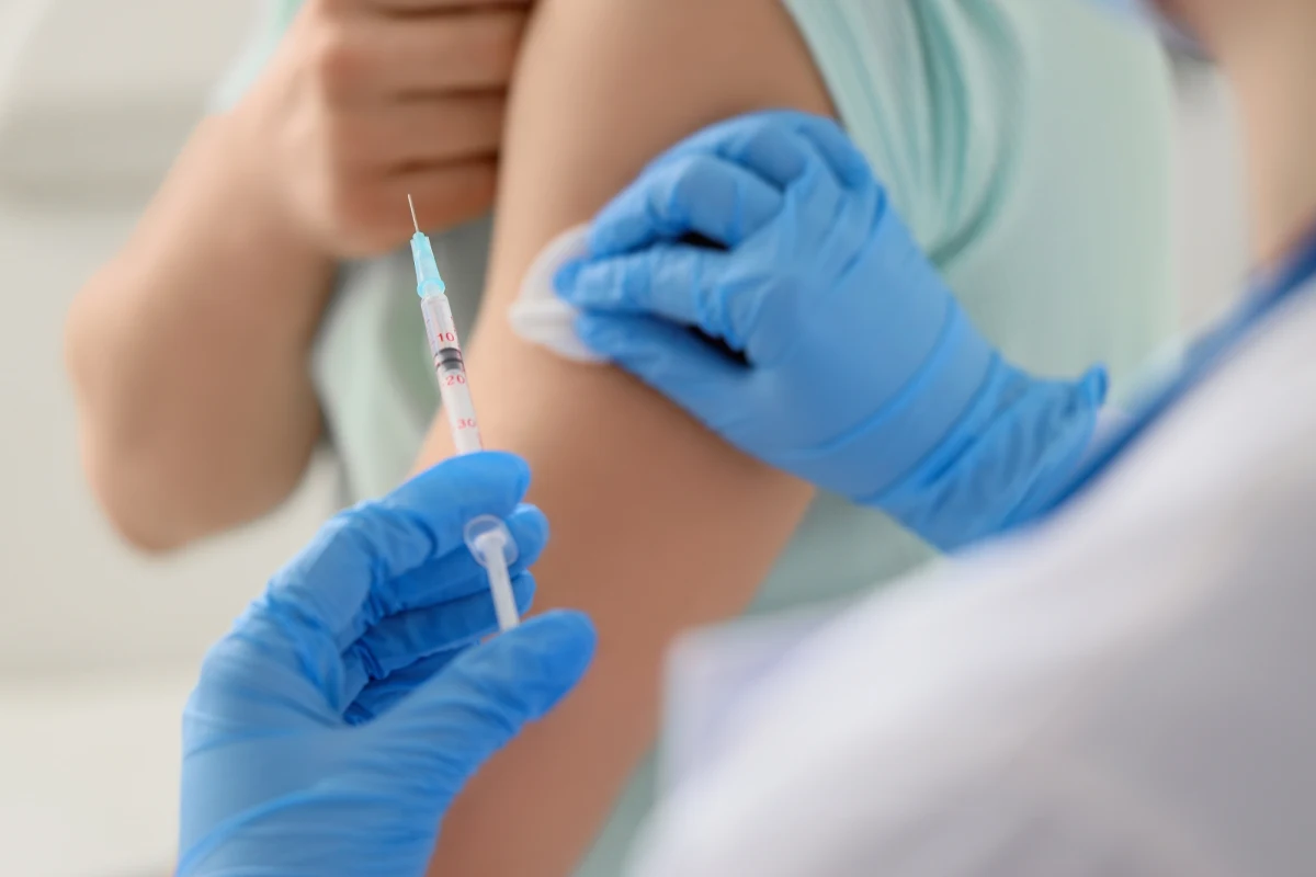 ​W Wielkiej Brytanii ruszyły badania kliniczne szczepionki wytwarzanej w technologii mRNA przeciwko grypie ptaków. Wywołujący chorobę wirus H5N1 atakuje głównie ptaki, lecz w ostatnim czasie przeniósł się także na niektóre gatunki ssaków i zaczyna zarażać ludzi. Wciąż jednak nie ma pewności, czy może wywołać pandemię.