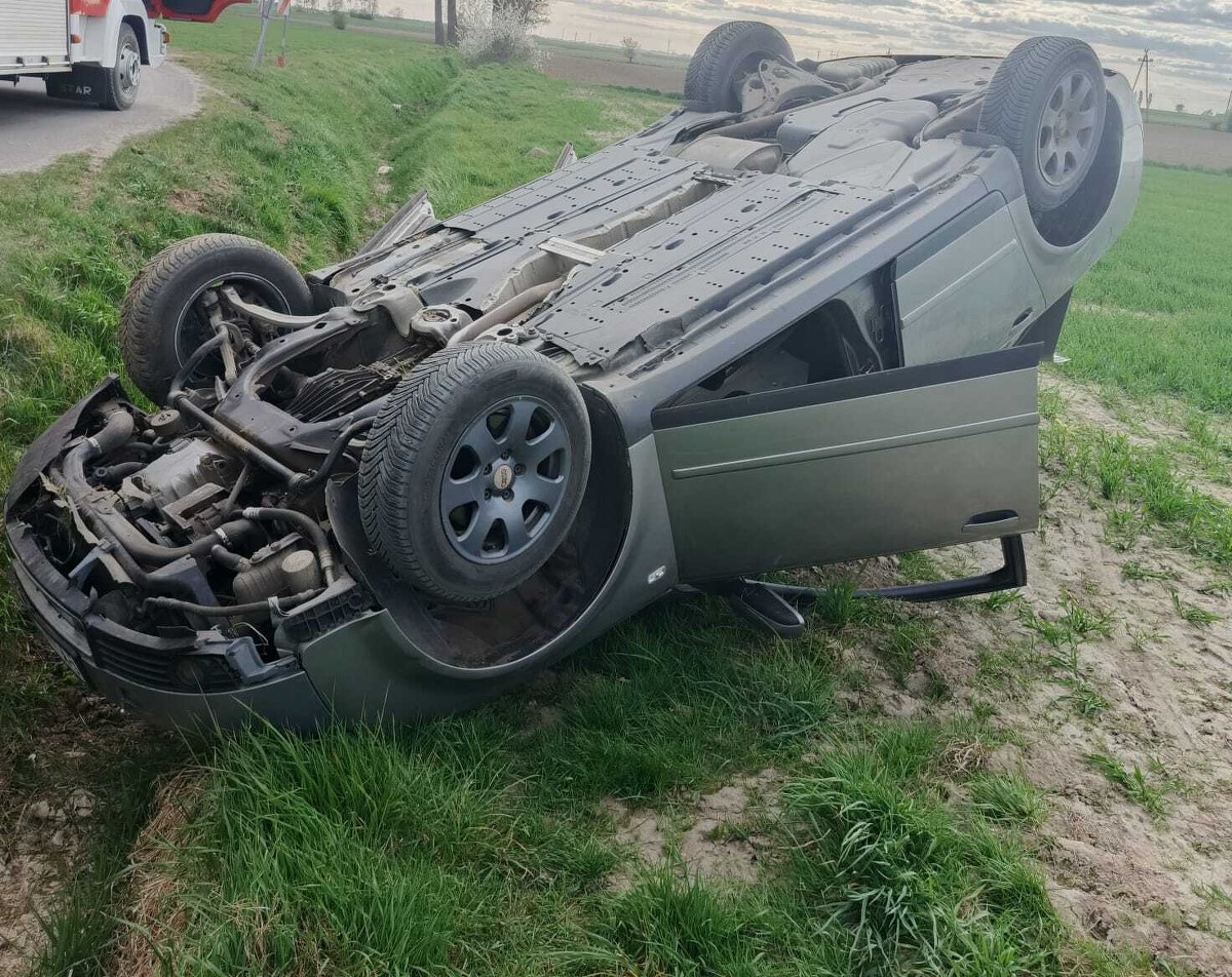 Jechał Audi i wypadł z drogi. Nic dziwnego, skoro miał 5,7 promila