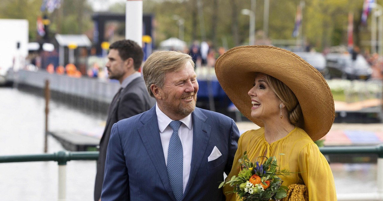 Królowa Maksyma bez wahania podwinęła spódnicę. Pokazała temperament