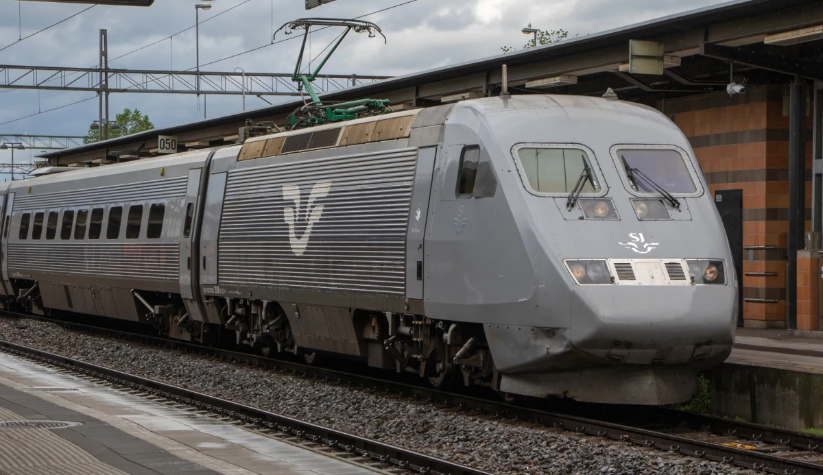 Tysiące pasażerów w Szwecji musiało w poniedziałek zmienić swoje plany podróży po tym, jak państwowy przewoźnik kolejowy SJ niespodziewanie wstrzymał kursy szybkich pociągów na kluczowych trasach. Decyzja zapadła po wykryciu poważnej usterki - w jednym ze składów X2000 odpadł fragment koła, co według ekspertów mogło doprowadzić nawet do wykolejenia pociągu.