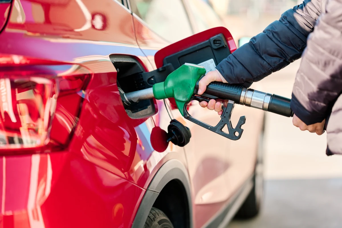 ​Termin obowiązywania obniżonych stawek podatku VAT oraz akcyzy na benzynę i olej napędowy został przedłużony z 30 kwietnia do 15 maja - wynika z opublikowanych w poniedziałek w Dzienniku Ustaw rozporządzeń Ministra Finansów i Gospodarki.