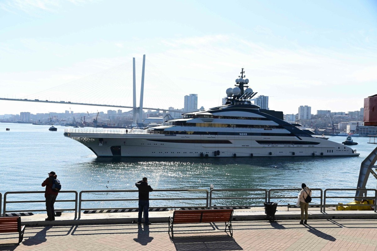 Blokada cieśniny Ormuz nie dla wszystkich. Rosyjski superjacht przepłynął