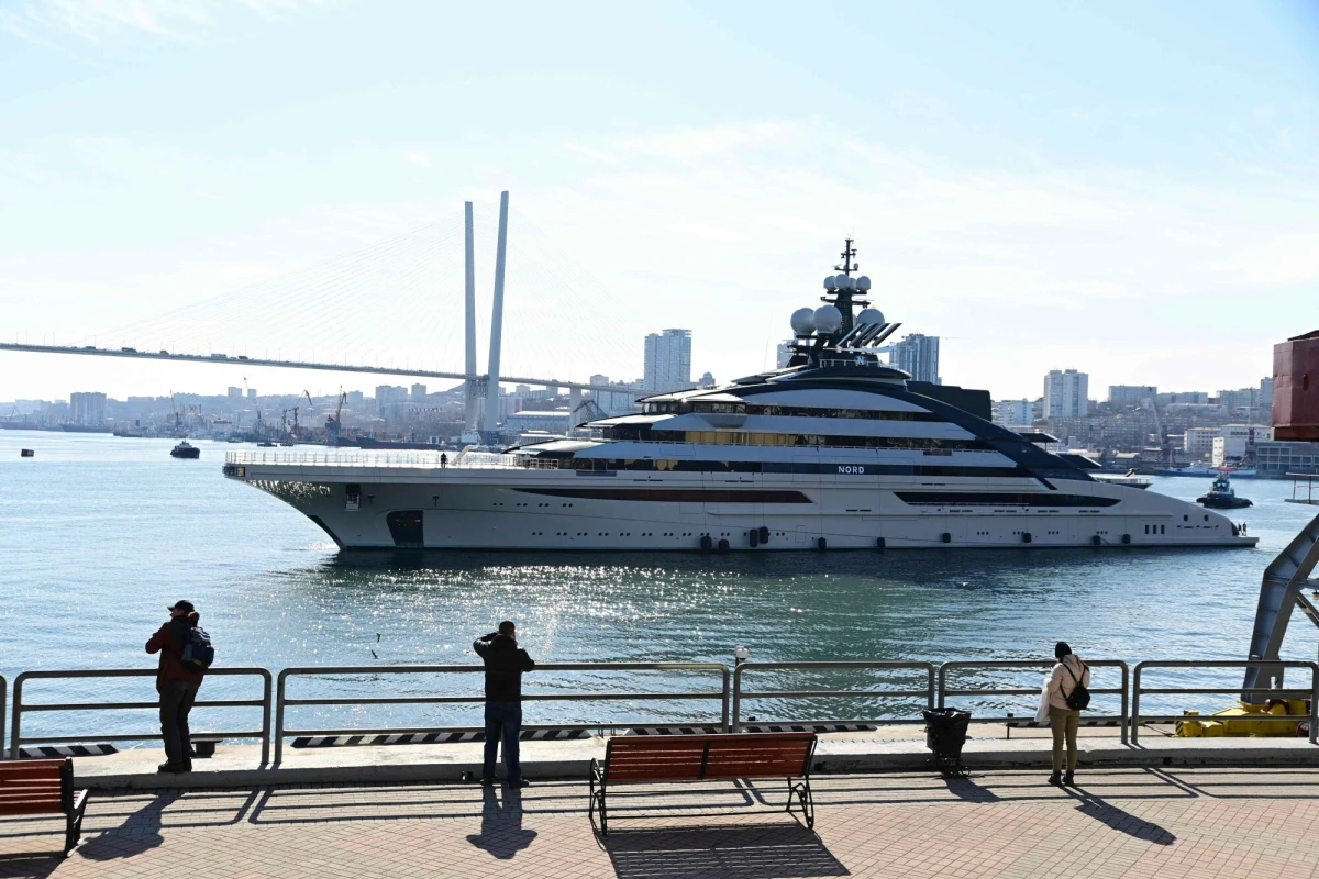 Superjacht należący do jednego z kluczowych sojuszników prezydenta Rosji Władimira Putina przepłynął przez cieśninę Ormuz. Stało się tak mimo blokady kluczowego kanału żeglugowego.