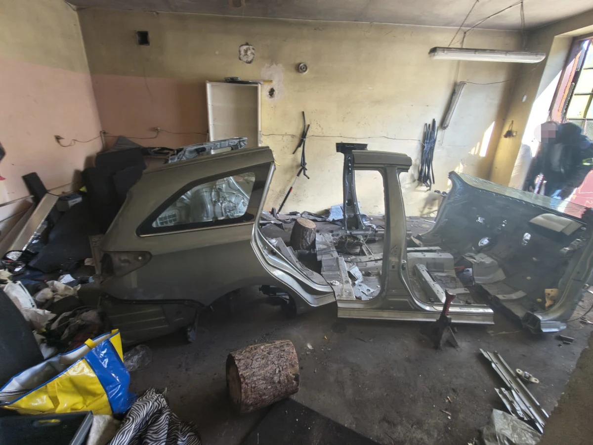 Policjanci z grupy "Kobra", CBŚP oraz funkcjonariusze straży granicznej przeprowadzili skuteczną akcję w powiecie wołomińskim, likwidując kolejną dziuplę samochodową. Zatrzymano dwóch mężczyzn, zabezpieczono częściowo zdekompletowaną Toyotę Corollę skradzioną w Berlinie oraz liczne elementy pochodzące z innych skradzionych pojazdów. Podejrzani usłyszeli łącznie 40 zarzutów.