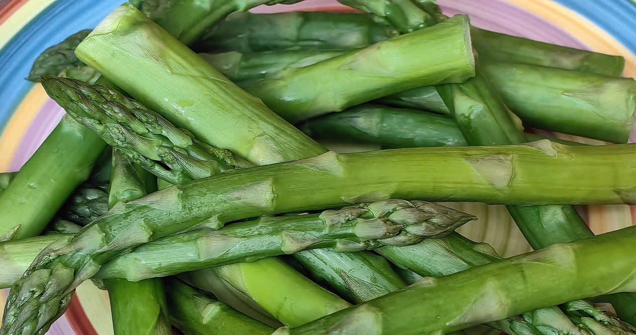Szparagi nie muszą być gorzkie. Sekret tkwi w sposobie gotowania