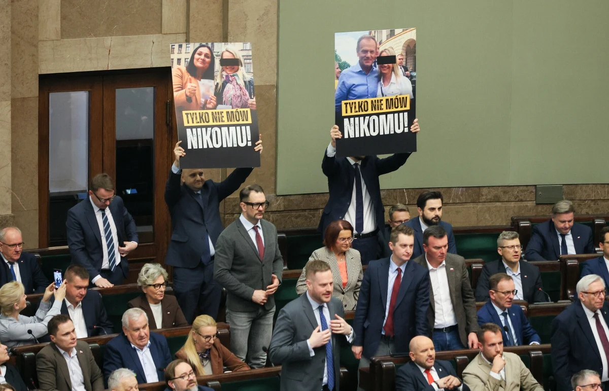 Dariusz Matecki i Michał Woś zostali ukarani za zakłócanie prowadzenia obrad Sejmu na sali plenarnej. Poinformował o tym marszałek Włodzimierz Czarzasty. Kara dla posłów to zabranie połowy uposażenia przez trzy miesiące. To około 7 tys. zł brutto miesięcznie. Co dokładnie zrobili politycy PiS?