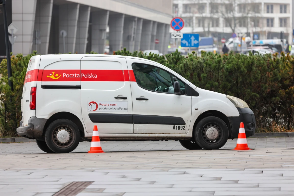 Poczta Polska ogłosiła przetarg na zakup 2600 samochodów dla listonoszy. Jak poinformował operator, szacunkowy koszt kontraktu w ciągu trzech lat wyniesie około 323 mln zł brutto. Nowe pojazdy mają poprawić warunki pracy listonoszy, którzy codziennie doręczają ponad 3 mln przesyłek i obsługują ponad 15 mln adresów w całym kraju.