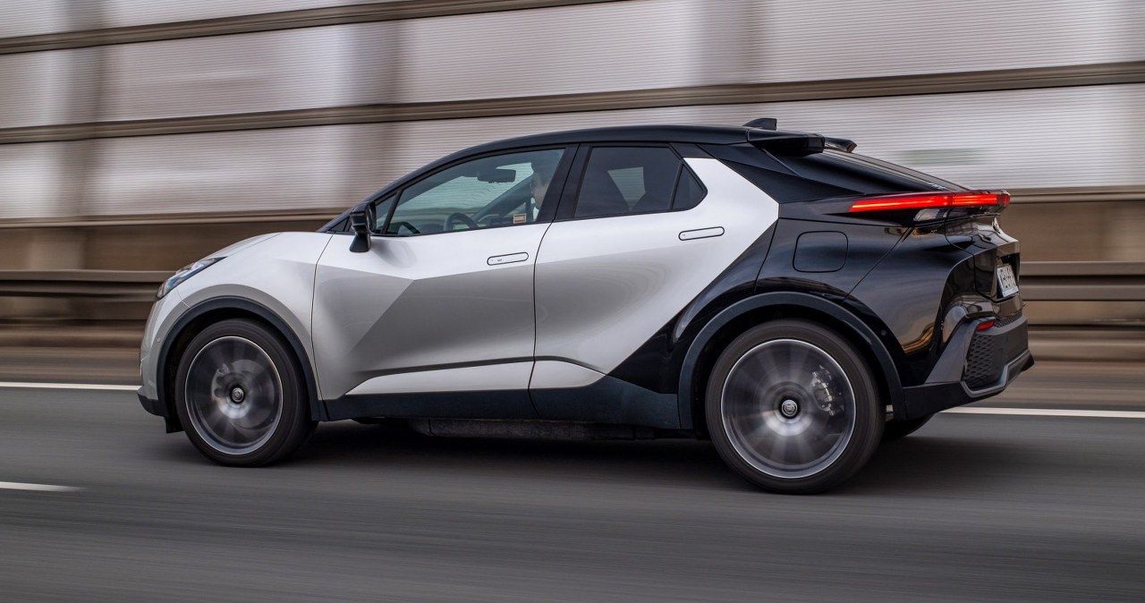 Wszystko gra, dopóki nie wyjedziesz w trasę. Sprawdziłem Toyotę C-HR PHEV