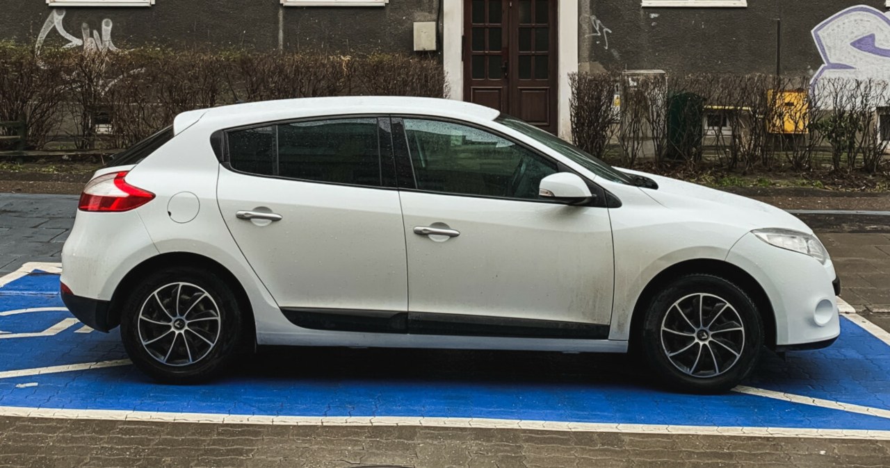 Fałszywa karta parkingowa? Mandat to dopiero początek problemów