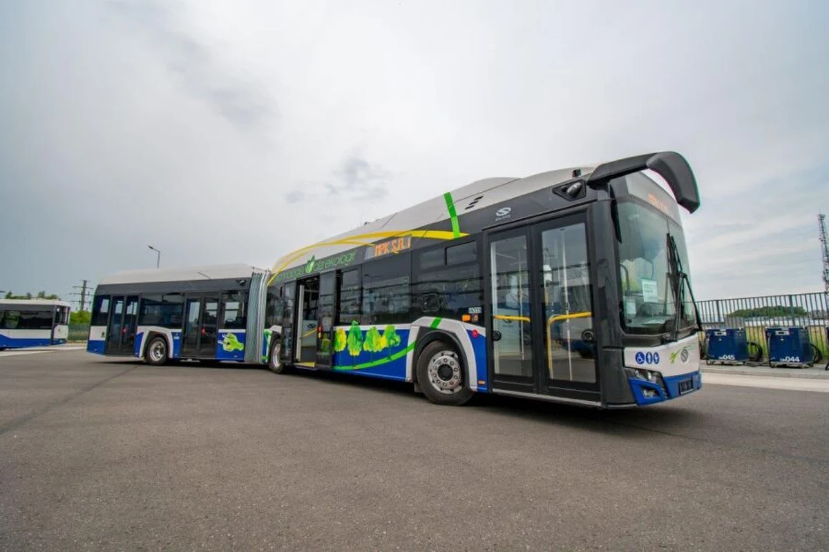 Krakowskie MPK planuje kolejny krok w stronę ekologicznego transportu. Przewoźnik ogłosił przetarg na dostawę 20 nowoczesnych, przegubowych autobusów elektrycznych. Realizacja zamówienia zależy jednak od pozyskania środków z funduszy europejskich.