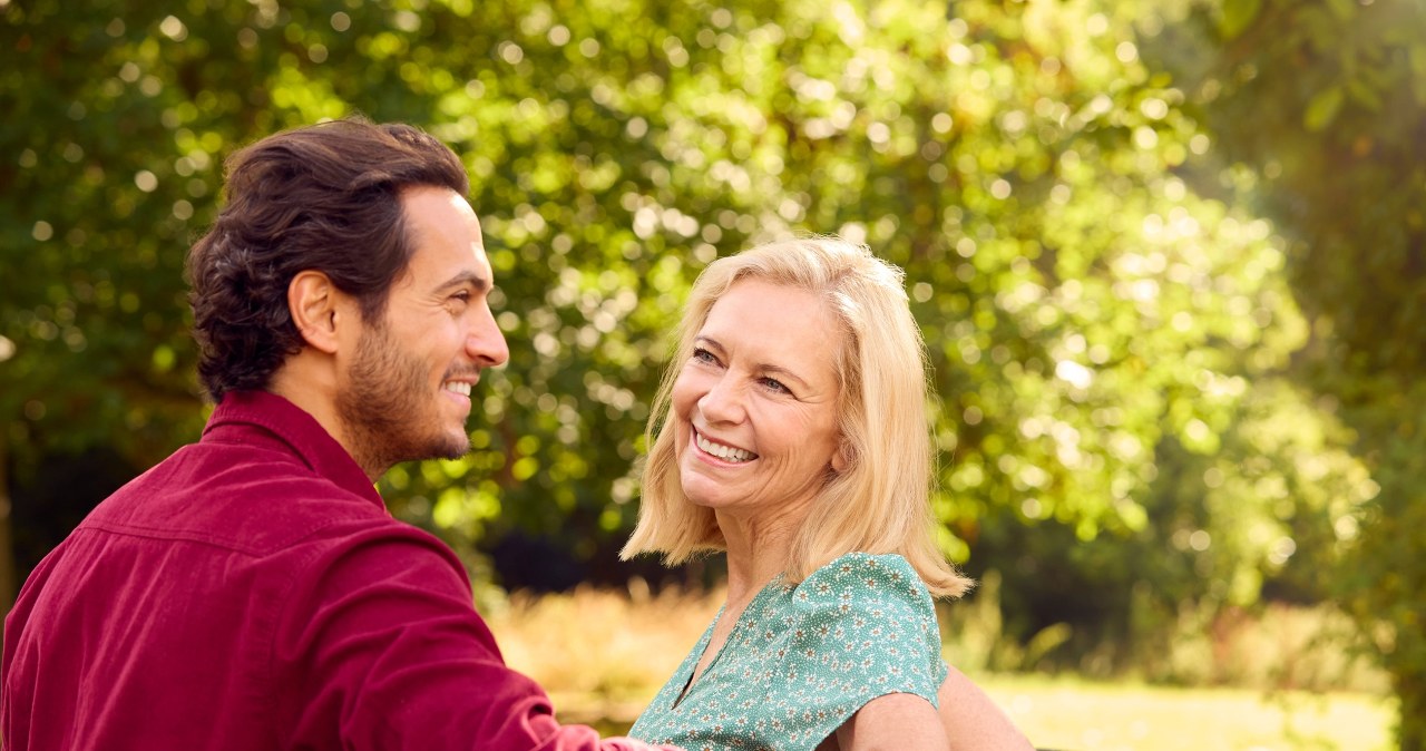 Młodzi mężczyźni "uciekają" do starszych kobiet. Trend nabiera tempa