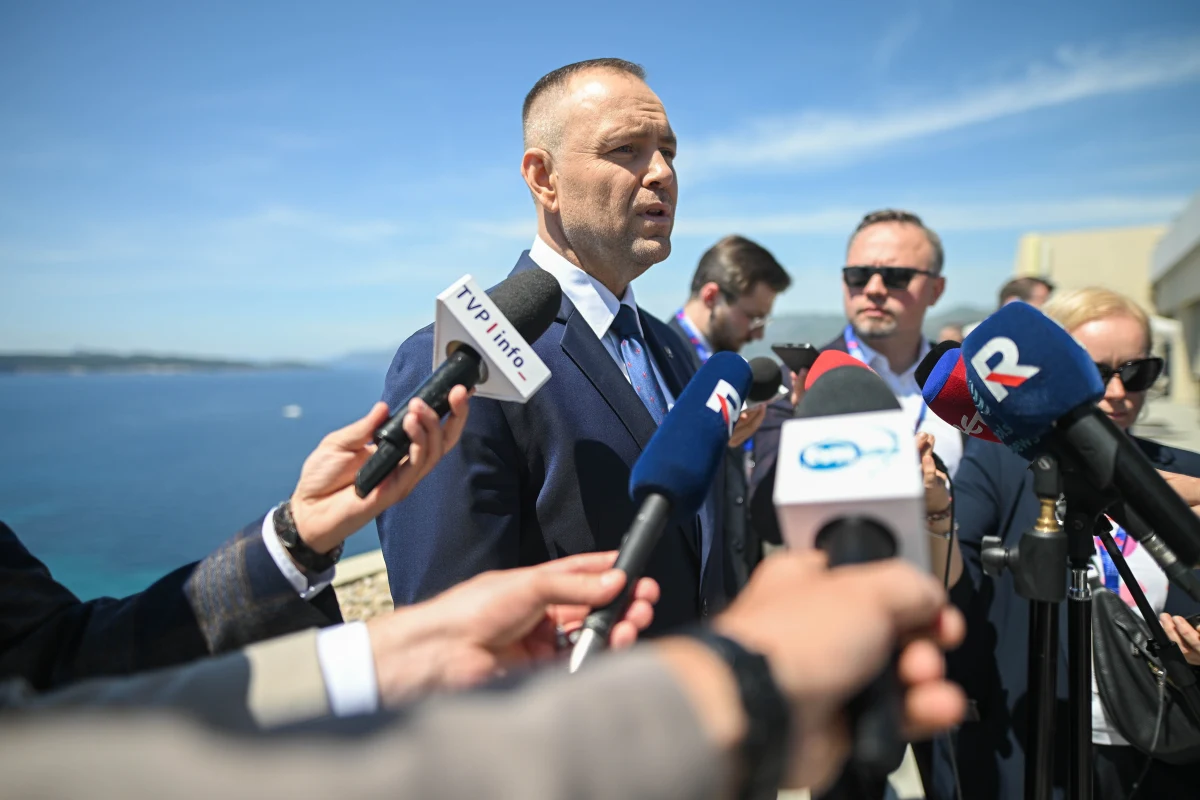 "Andrzej Poczobut to człowiek, który dowiódł tego, jak mocne jest przywiązanie do polskich wartości. Zapraszam go po odbiór Orderu Orła Białego" - powiedział przebywający z wizytą w Chorwacji prezydent Karol Nawrocki, odnosząc się do informacji o uwolnieniu z więzienia polsko-białoruskiego dziennikarza. Andrzej Poczobut został zatrzymany przez reżim w Mińsku 25 marca 2021 roku i od tamtej pory przebywał za kratami.