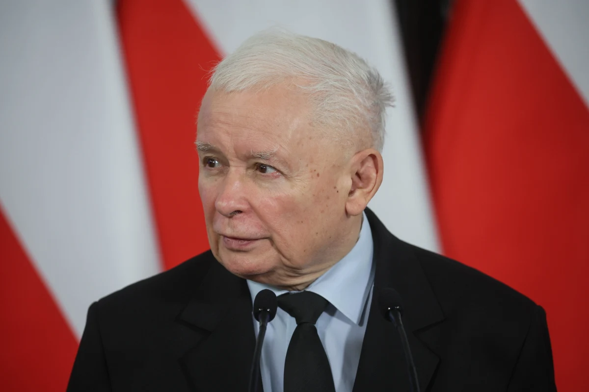 Prezes Prawa i Sprawiedliwości Jarosław Kaczyński wykorzystał uwolnienie z białoruskiego więzienia Andrzeja Poczobuta do uderzenia w rządzących. Stwierdził, że mogło do tego dojść znacznie wcześniej, gdyby nie "odpuścili szansy". Jednocześnie pogratulował prezydentowi Karolowi Nawrockiemu i podkreślił wagę polsko-amerykańskich relacji, które miały wpływ na wypuszczenie przetrzymywanego przez reżim dziennikarza. 