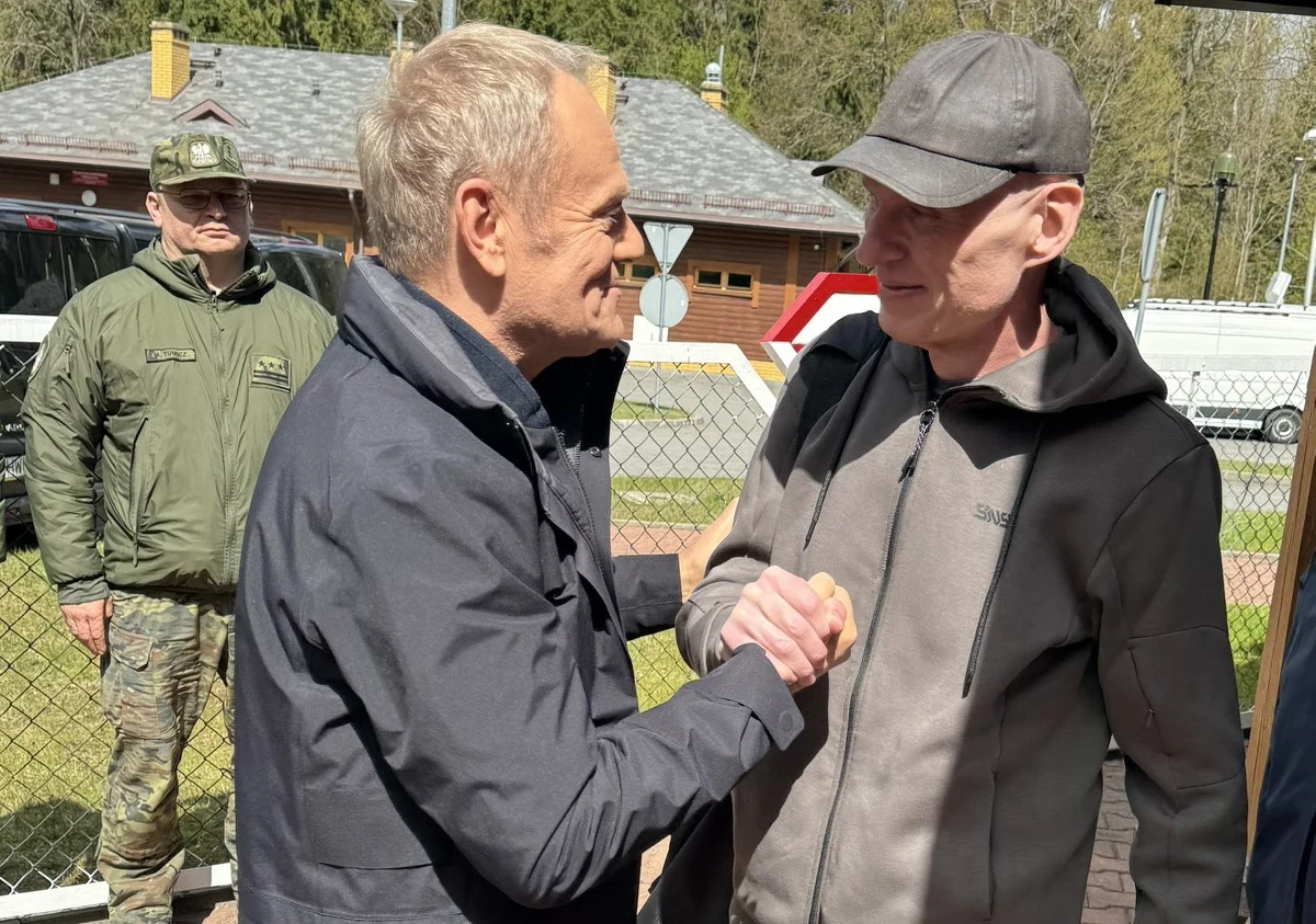 "Byłem bardzo poruszony (...) pierwszymi słowami Andrzeja Poczobuta. Kiedy go uściskałem, to on pytał wprost i właściwie, to było coś niesamowitego, kiedy mówi: ‘No, ale powiedz, będę mógł wrócić, jak będę chciał?’" - relacjonował Donald Tusk moment spotkania z uwolnionym Andrzejem Poczobutem. Premier przekazał we wtorek, że w ramach wymiany więźniów z Białorusią, oprócz Poczobuta na polską stronę zostali przekazani duchowny Grzegorz Gaweł oraz jeden z obywateli białoruskich.