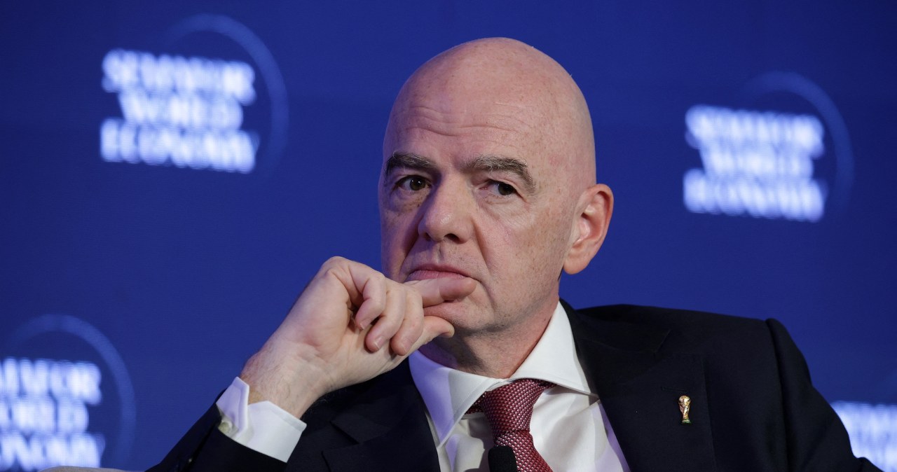 Szef FIFA chciał być traktowany jak papież. gwałtownie sprowadzili go na ziemię