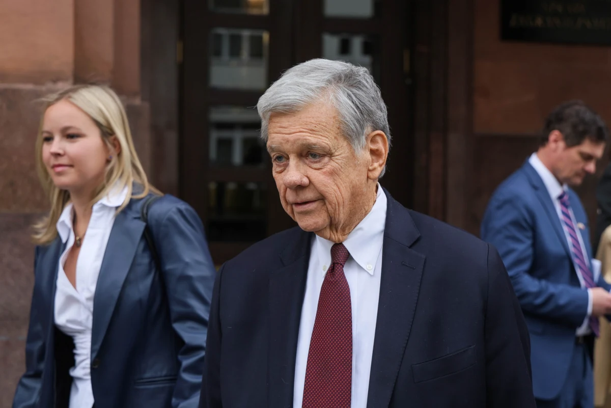 Andrzej Poczobut, dziennikarz i działacz polskiej mniejszości na Białorusi, po pięciu latach odzyskał wolność. Jego uwolnienie to efekt skomplikowanych negocjacji dyplomatycznych, w które zaangażowane były Stany Zjednoczone, Polska oraz szereg innych państw europejskich. Specjalny wysłannik USA ds. Białorusi John Coale przyznał, że Donald Trump naciskał na uwolnienie Poczobuta na prośbę Karola Nawrockiego.