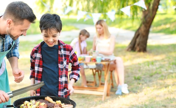 Majówka to dla wielu wyczekiwany czas relaksu, spotkań z bliskimi i biesiadowania przy grillu. Jednak jak go spędzić, by nie tylko dobrze się bawić, ale też zadbać o zdrowie – zarówno fizyczne, jak i psychiczne. W cyklu "Twoje Zdrowie w Faktach RMF FM", eksperci podpowiadają, jak mądrze korzystać z uroków długiego weekendu, by wrócić do codzienności z nową energią.