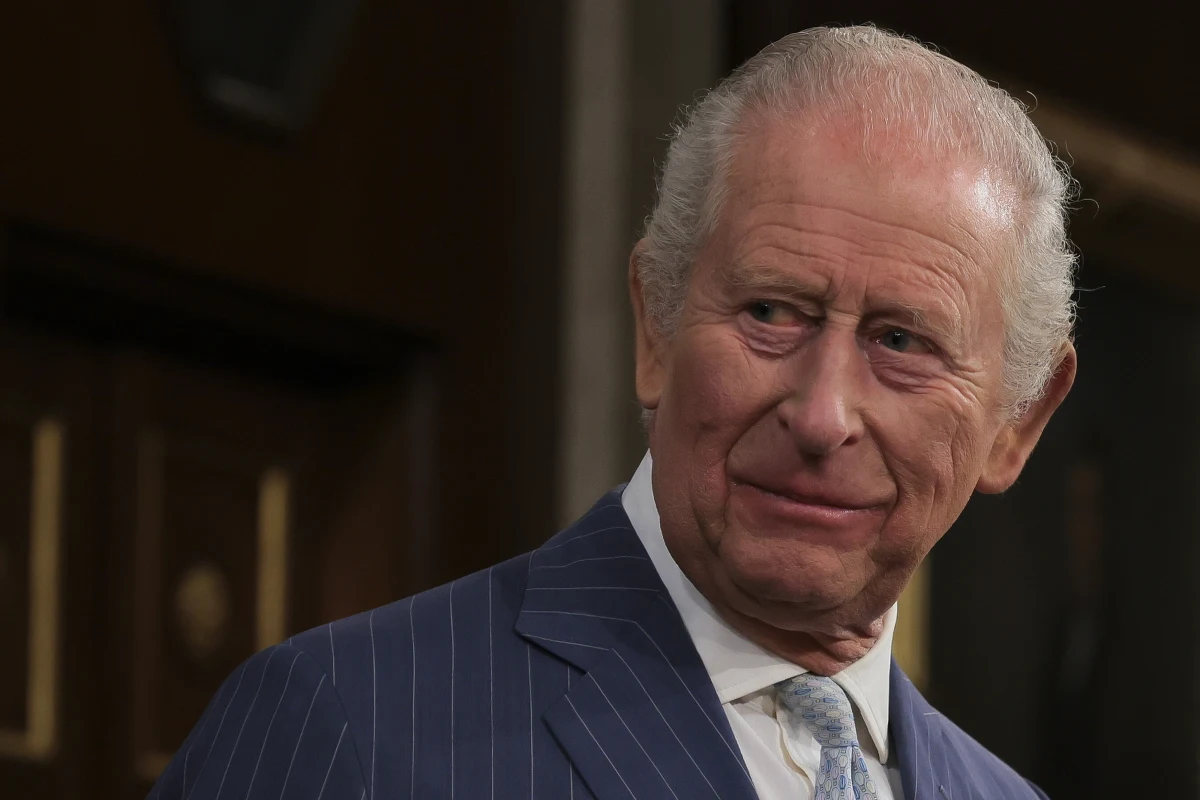 "Takie akty przemocy, jak niedawny zamach nigdy się nie powiodą, niezależnie od naszych różnic jesteśmy zjednoczeni" - oświadczył brytyjski król Karol III w przemówieniu do połączonych izb Kongresu USA. Nawiązał do nieudanego zamachu na prezydenta Stanów Zjednoczonych Donalda Trumpa.