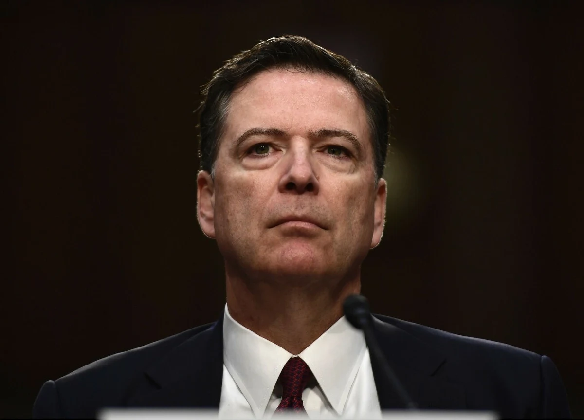 ​Wielka ława przysięgłych postawiła zarzuty byłemu dyrektorowi FBI Jamesowi Comeyowi, oskarżając go o groźby zabicia prezydenta Donalda Trumpa poprzez zamieszczenie zdjęcia na Instagramie. Wobec Comeya wystawiono nakaz aresztowania. To już drugie zarzuty przeciwko krytykowi prezydenta.