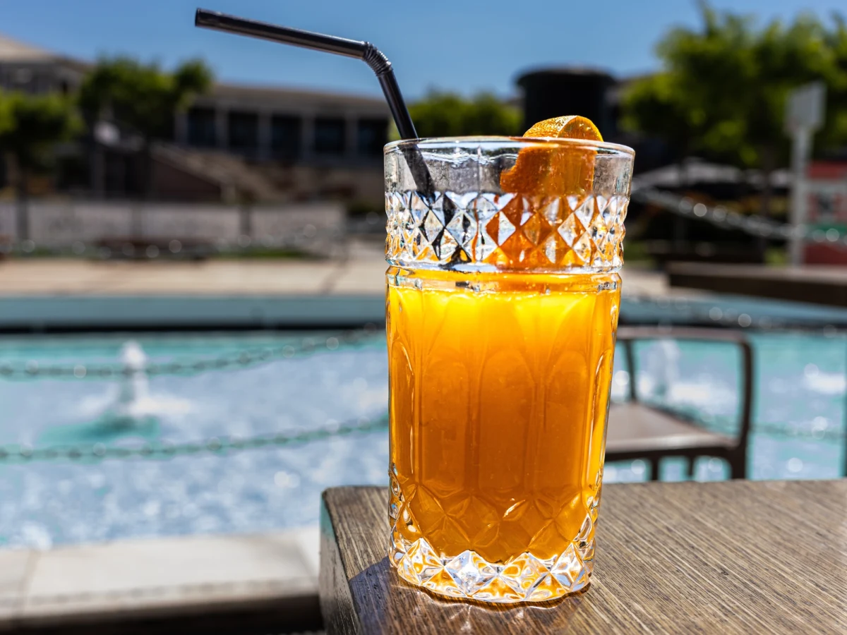 18-latek z Francji kontra surowe prawo Singapuru. Młodemu mężczyźnie grozi tam wyrok dwóch lat więzienia za polizanie słomki z dystrybutora soku pomarańczowego i umieszczenie jej z powrotem w maszynie - poinformowała CNN. 