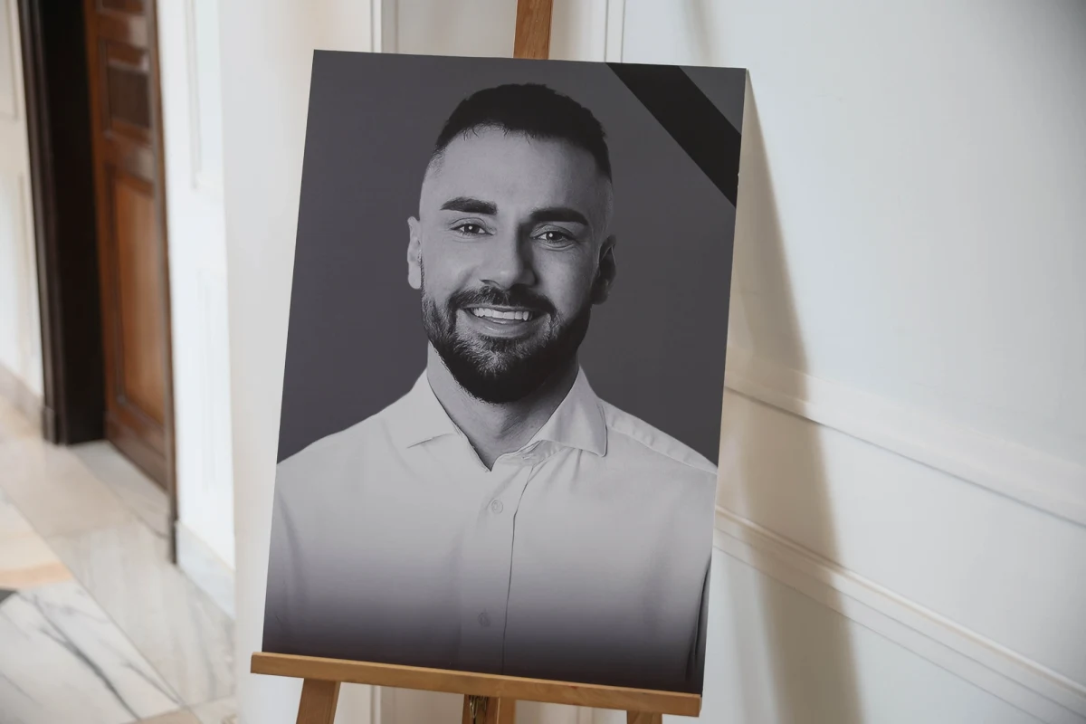 W środę w Sosnowcu odbędą się państwowe uroczystości pogrzebowe tragicznie zmarłego posła Lewicy, Łukasza Litewki. W ceremonii wezmą udział prezydent Karol Nawrocki z małżonką oraz premier Donald Tusk. W związku z wydarzeniem w mieście trzeba spodziewać się utrudnień w ruchu. 