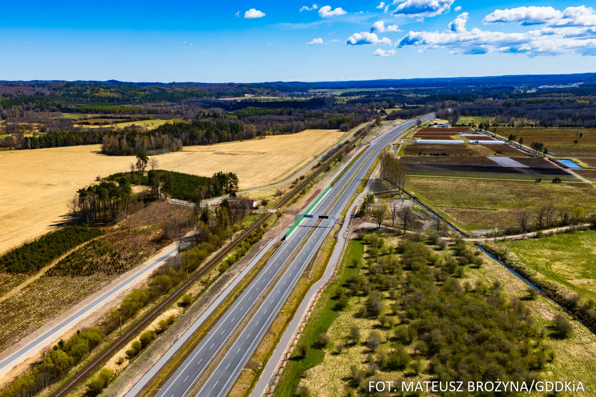 Od dzisiaj kierowcy będą mogli skorzystać z nowego, 22-kilometrowego odcinka drogi ekspresowej S6 między Bożepolem Wielkim a Leśnicami. Gdański oddział Generalnej Dyrekcji Dróg Krajowych i Autostrad zapowiada, że cała trasa w województwie pomorskim zostanie z kolei udostępniona jeszcze przed sezonem wakacyjnym.