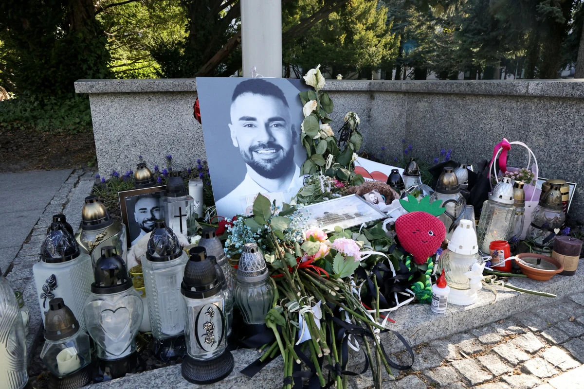 Nie będzie oficjalnych przemówień, na pogrzebie pojawi się prezydent Karol Nawrocki z małżonką, a media mają nie uczestniczyć w uroczystościach w kościele i na cmentarzu – tak ma wyglądać dzisiejszy pogrzeb tragicznie zmarłego posła Łukasza Litewki. Rodzina zaapelowała też do osób, którym bliska była działalność tragicznie zmarłego parlamentarzysty.