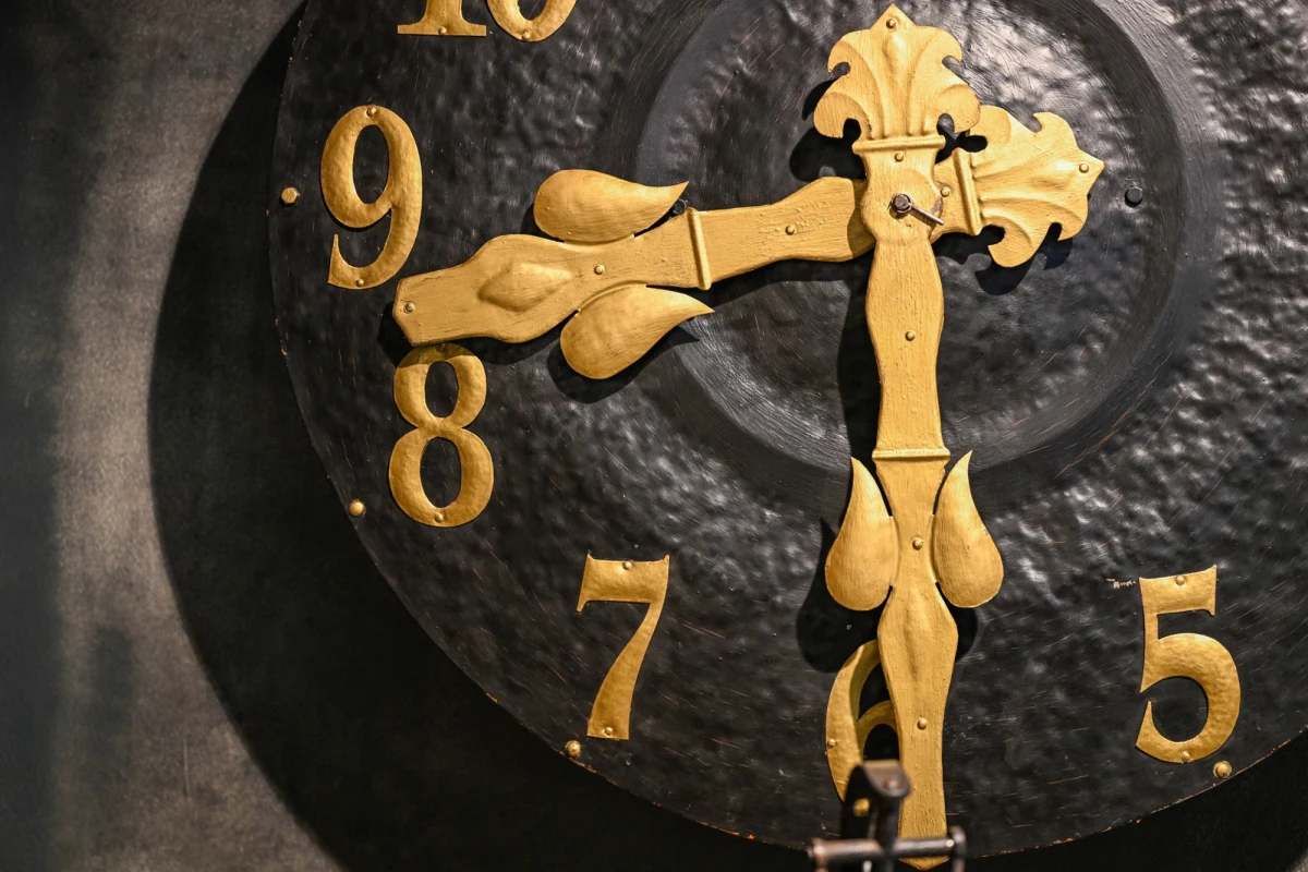 Po blisko dziewięciu dekadach przerwy w Krośnie ponownie otwiera się legendarna Fabryka Zegarów Wieżowych. Odrestaurowana siedziba dawnej manufaktury Michała Mięsowicza stała się nowoczesnym oddziałem Muzeum Rzemiosła, łącząc interaktywną ekspozycję z pracownią konserwacji. Uroczyste otwarcie już dziś wieczorem.