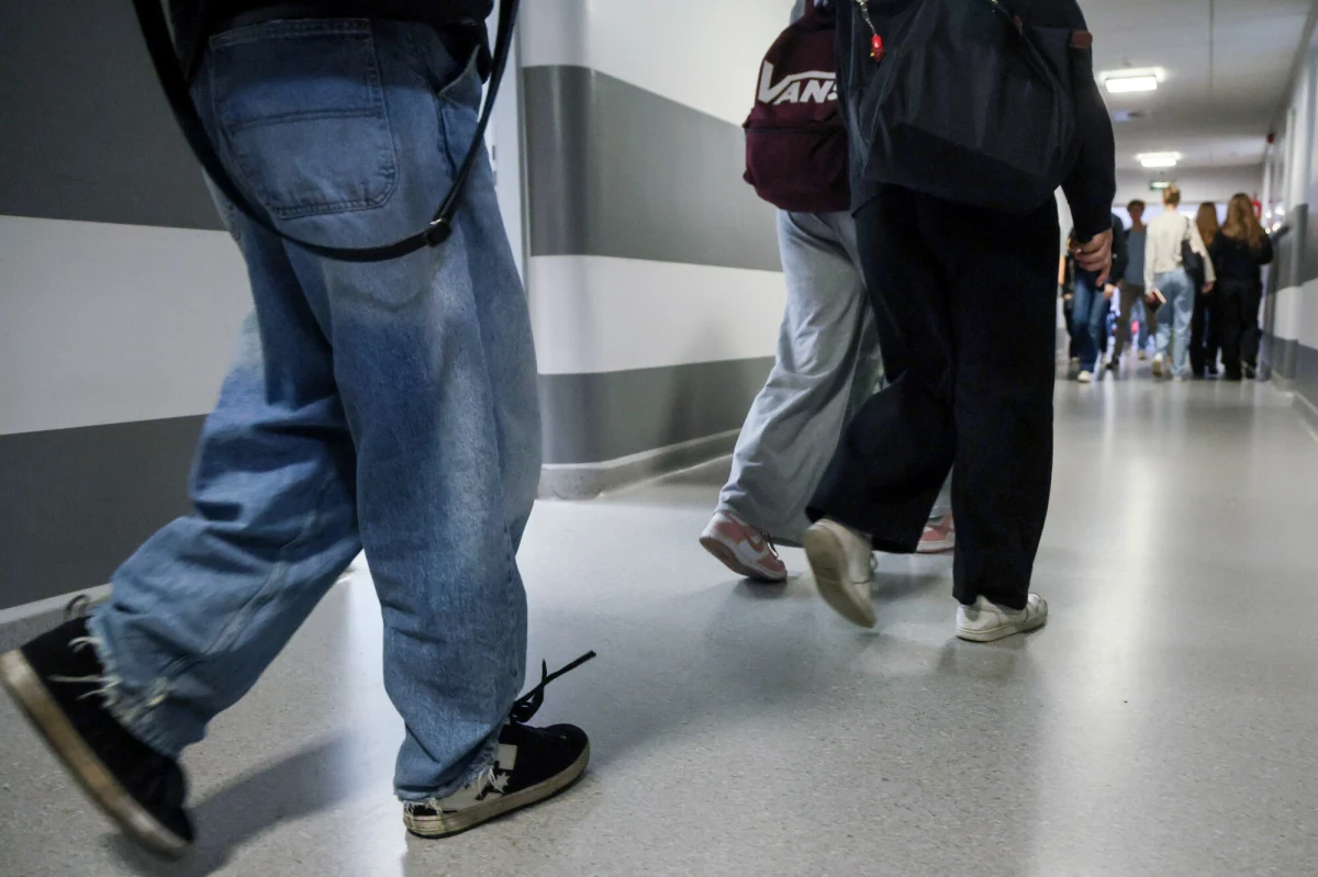 Nauczyciele skarżą się na niskie wynagrodzenia i zapowiadają na jesień szeroką akcję protestacyjną. "To jest skandal, że muszę pracować w dwóch szkołach, aby się utrzymać w stolicy" - mówi w rozmowie z "Dziennikiem Gazetą Prawną" jedna z nauczycielek. W nowym roku szkolnym może dojść do paraliżu szkół porównywalnego z tym z 2019 roku.