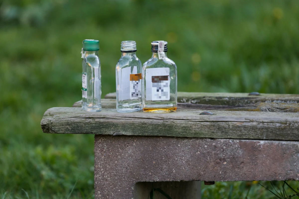 ​"We wrześniu do porządku prac rządu ma trafić ustawa włączająca ‘małpki’ do systemu kaucyjnego" - napisała Katarzyna Pełczyńska-Nałęcz, ministra funduszy i polityki regionalnej, po spotkaniu z Pauliną Hennig-Kloską, ministrą klimatu i środowiska. Szefowe resortów spotkały się podczas dodatkowego posiedzenia klubu parlamentarnego Polski 2050 we wtorek wieczorem. Na wpis Pełczyńskiej-Nałęcz szybko odpowiedziała Hennig-Kloska - oznajmiła, że decyzja ws. "małpek" nie zapadła pod wpływem wtorkowej rozmowy.