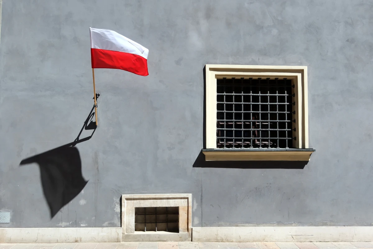 Wywieszanie biało-czerwonej flagi to ważny gest jednoczący Polaków podczas świąt państwowych, takich jak 3 maja czy 11 listopada. Flaga pojawia się także przy okazji rodzinnych uroczystości, sukcesów sportowych czy wydarzeń lokalnych, stając się symbolem codziennej dumy narodowej. Jak wywieszać ją zgodnie z tradycją i przepisami? Sprawdzamy to w poniższym artykule.